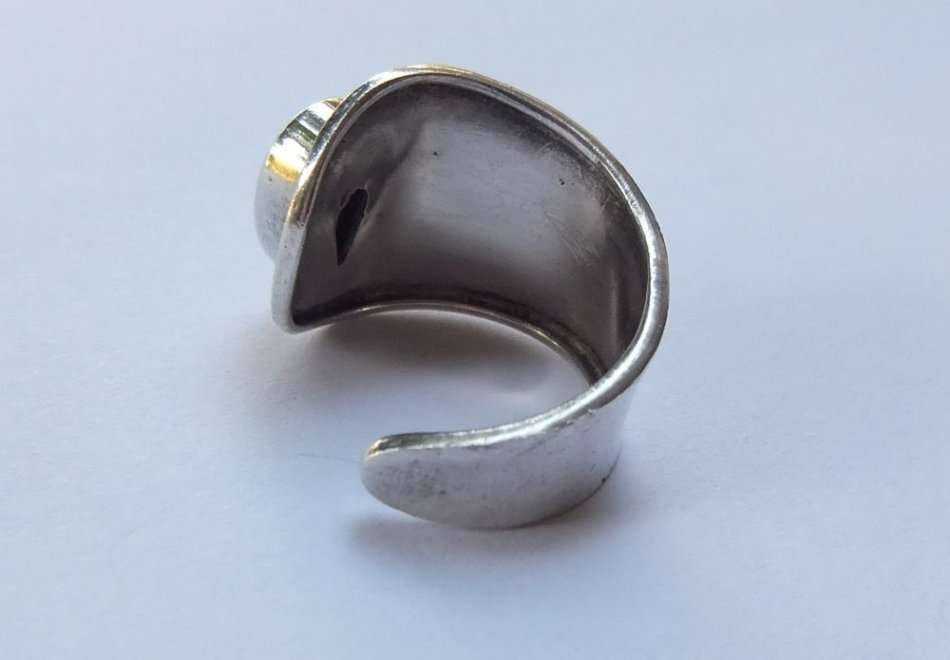 A SOLID STERLING SILVER WRAP AROUND RING SET WITH CHALCEDONY STONE - STAMPED AND TESTED
