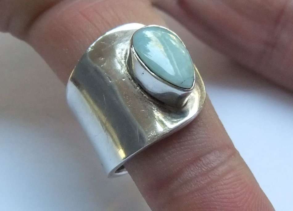 A SOLID STERLING SILVER WRAP AROUND RING SET WITH CHALCEDONY STONE - STAMPED AND TESTED