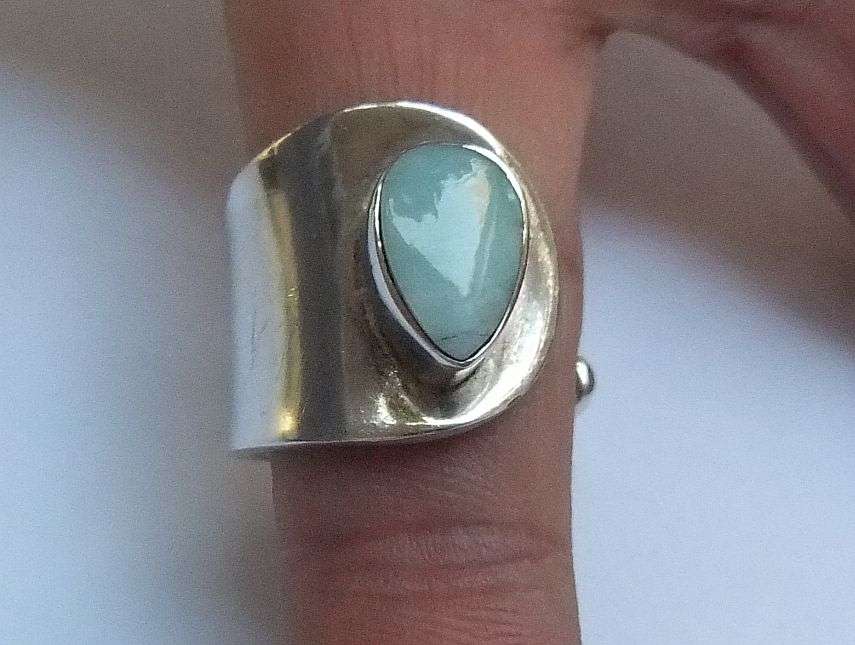 A SOLID STERLING SILVER WRAP AROUND RING SET WITH CHALCEDONY STONE - STAMPED AND TESTED