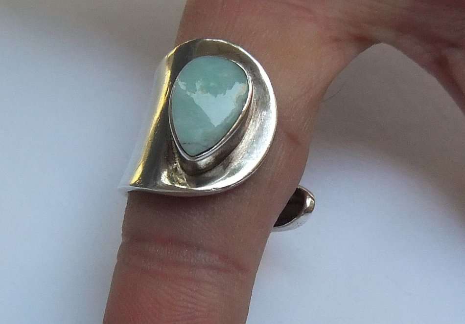 A SOLID STERLING SILVER WRAP AROUND RING SET WITH CHALCEDONY STONE - STAMPED AND TESTED