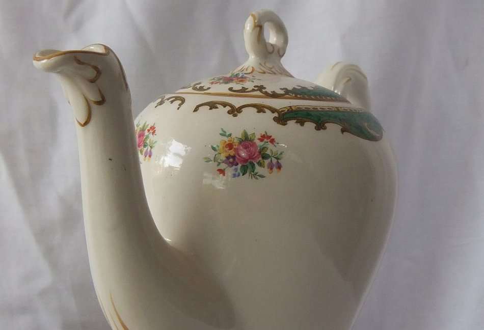 A VINTAGE PORCELAIN ESPRESSO SET BY MYOTT ENGLAND IN GREAT CONDITION