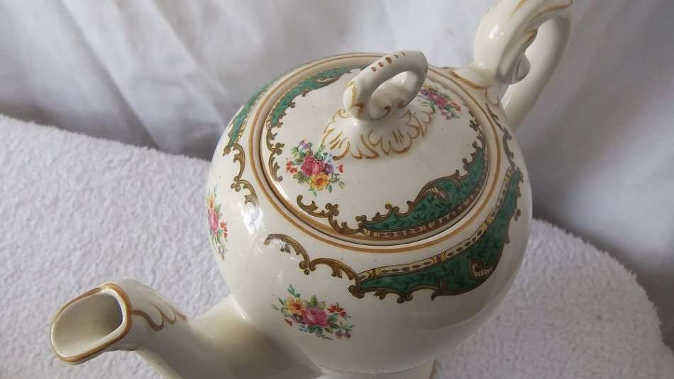 A VINTAGE PORCELAIN ESPRESSO SET BY MYOTT ENGLAND IN GREAT CONDITION