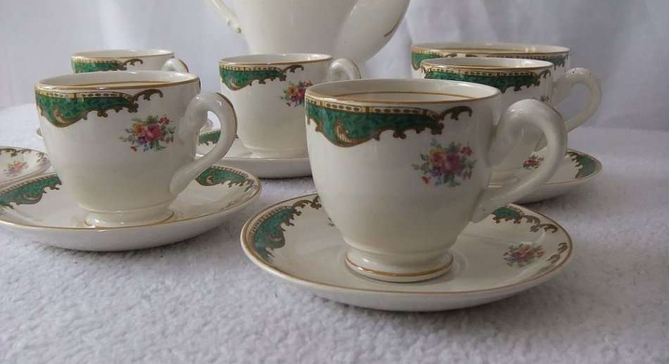 A VINTAGE PORCELAIN ESPRESSO SET BY MYOTT ENGLAND IN GREAT CONDITION
