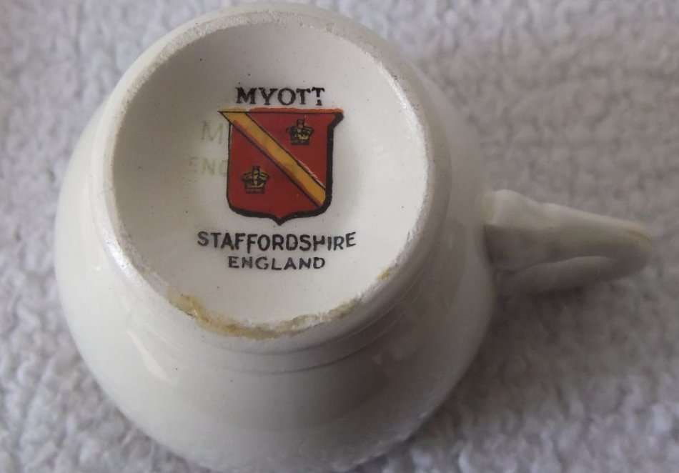 A VINTAGE PORCELAIN ESPRESSO SET BY MYOTT ENGLAND IN GREAT CONDITION