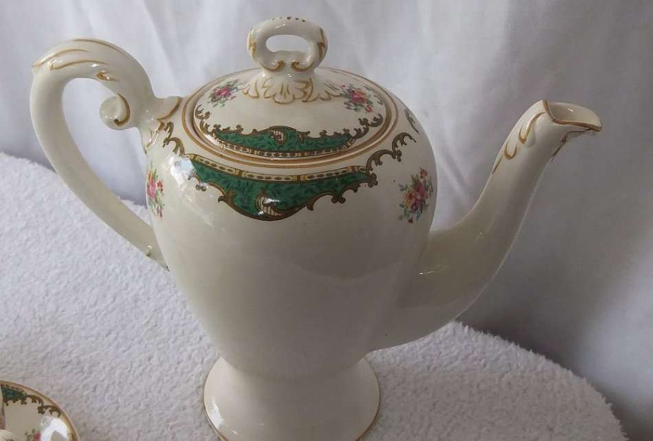 A VINTAGE PORCELAIN ESPRESSO SET BY MYOTT ENGLAND IN GREAT CONDITION