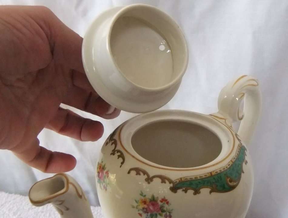 A VINTAGE PORCELAIN ESPRESSO SET BY MYOTT ENGLAND IN GREAT CONDITION