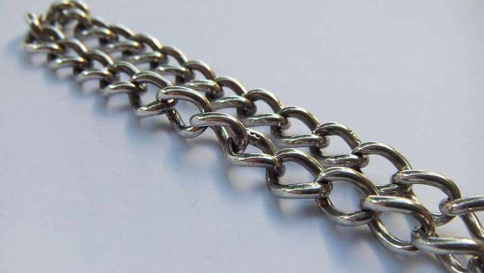 A VINTAGE SOLID STERLING SILVER STARTER CHARM BRACELET WITH HEART CLASP - STAMPED AND TESTED