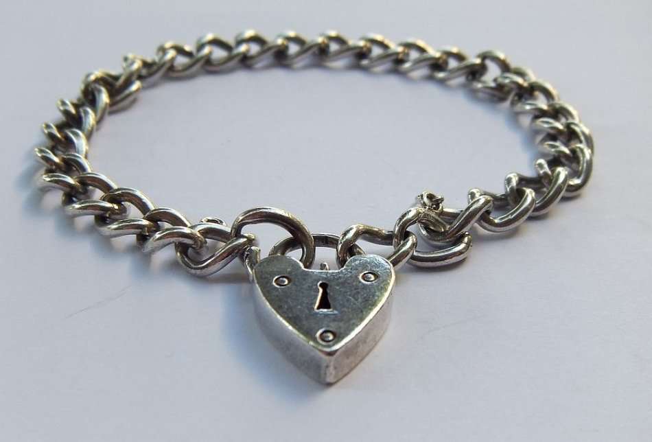 A VINTAGE SOLID STERLING SILVER STARTER CHARM BRACELET WITH HEART CLASP - STAMPED AND TESTED
