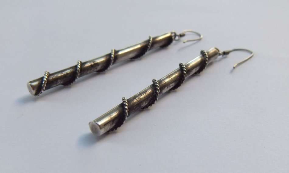 A GOOD QUALITY STERLING SILVER PAIR OF COLUMN FORM DROP AND DANGLE EARRINGS - FULLY TESTED