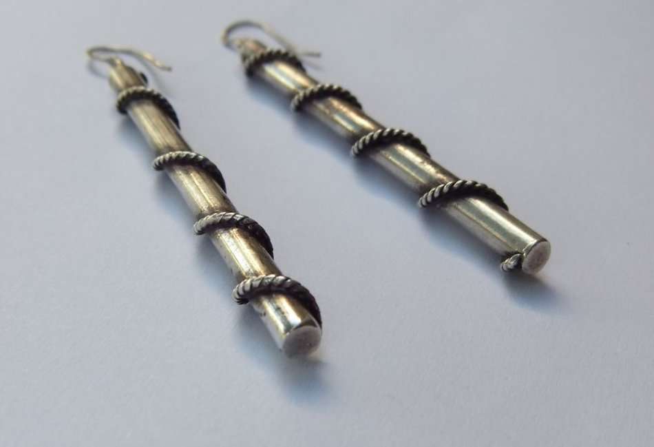 A GOOD QUALITY STERLING SILVER PAIR OF COLUMN FORM DROP AND DANGLE EARRINGS - FULLY TESTED