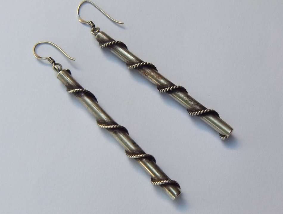 A GOOD QUALITY STERLING SILVER PAIR OF COLUMN FORM DROP AND DANGLE EARRINGS - FULLY TESTED