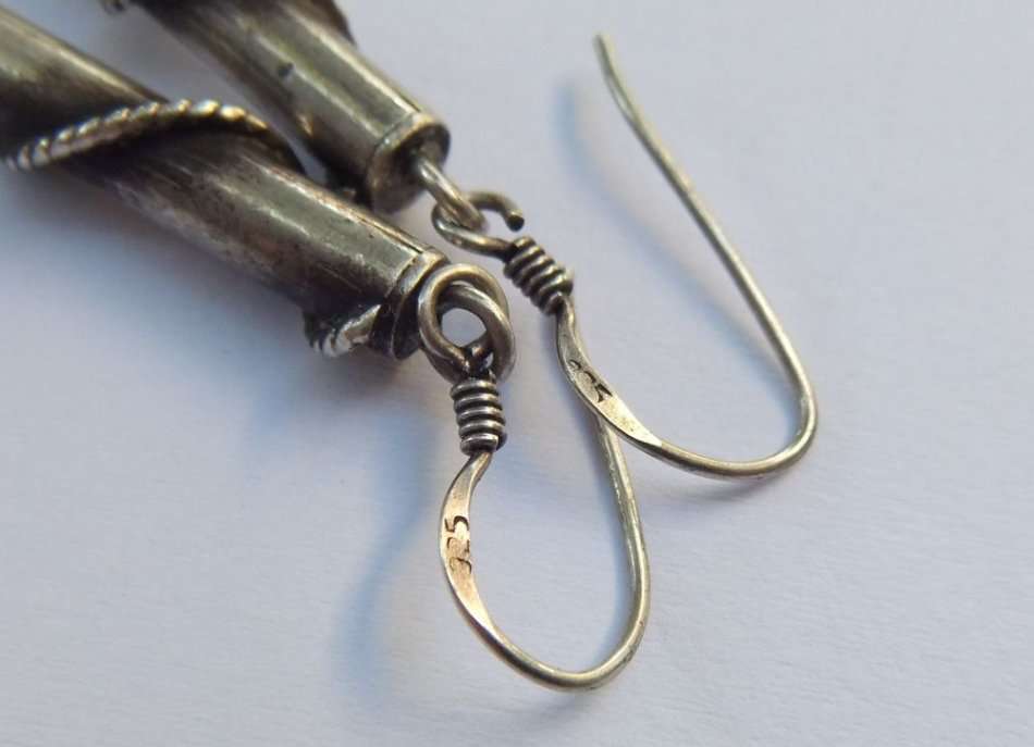 A GOOD QUALITY STERLING SILVER PAIR OF COLUMN FORM DROP AND DANGLE EARRINGS - FULLY TESTED