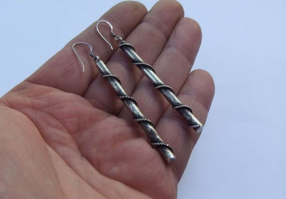 A GOOD QUALITY STERLING SILVER PAIR OF COLUMN FORM DROP AND DANGLE EARRINGS - FULLY TESTED