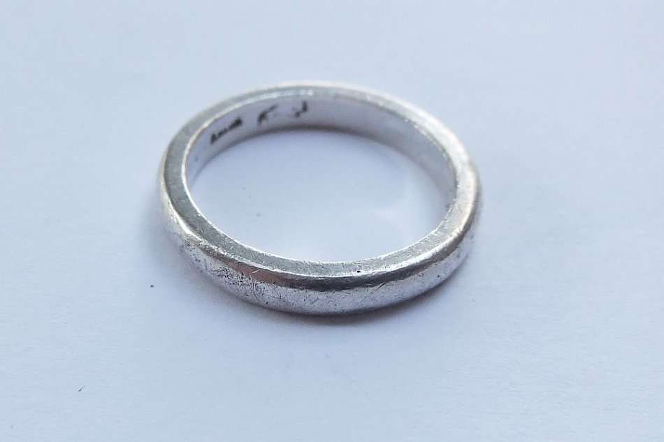 A SOLID STERLING SILVER DESIGNER WEDDING BAND TYPE RING - STAMPED AND FULLY TESTED