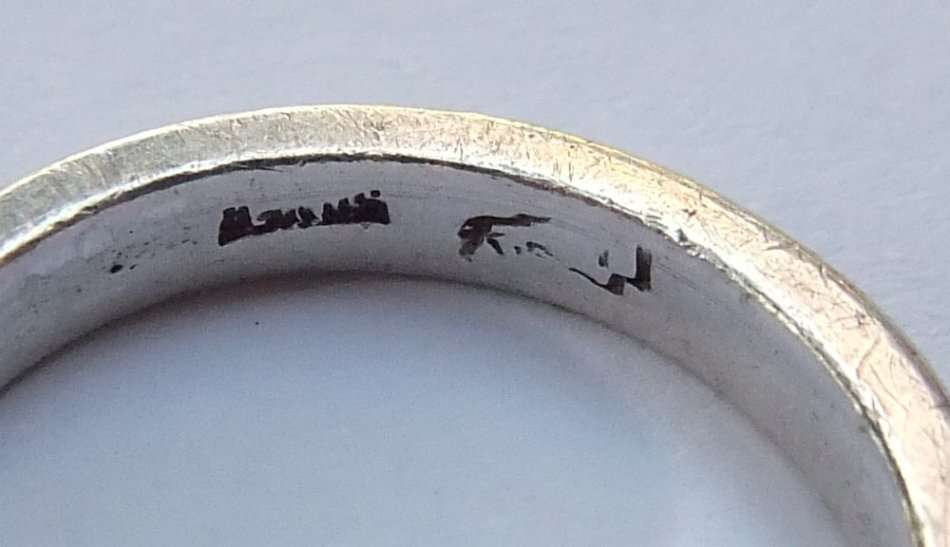 A SOLID STERLING SILVER DESIGNER WEDDING BAND TYPE RING - STAMPED AND FULLY TESTED