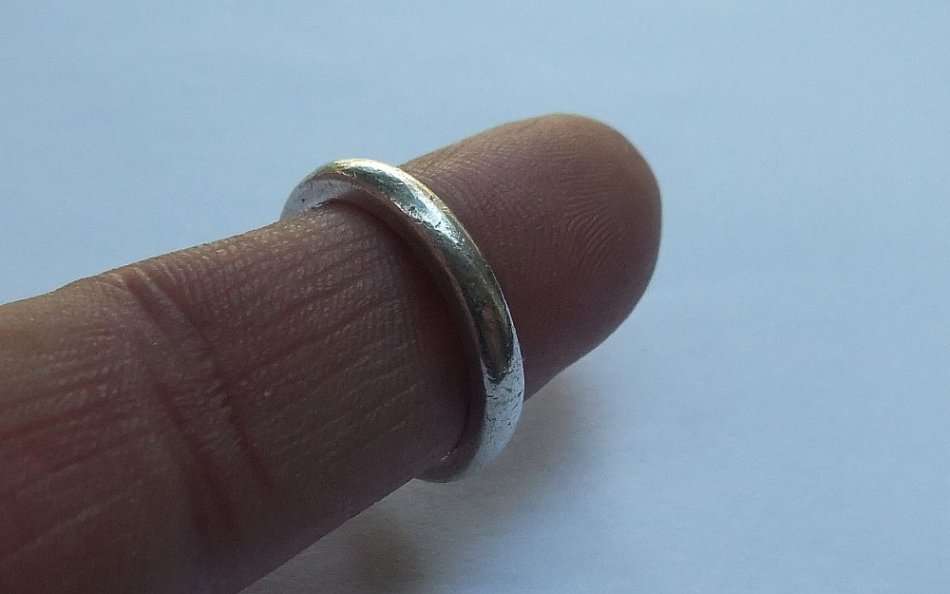 A SOLID STERLING SILVER DESIGNER WEDDING BAND TYPE RING - STAMPED AND FULLY TESTED