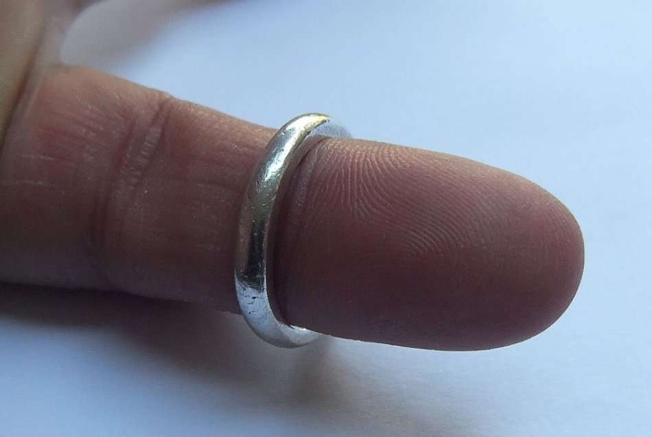 A SOLID STERLING SILVER DESIGNER WEDDING BAND TYPE RING - STAMPED AND FULLY TESTED