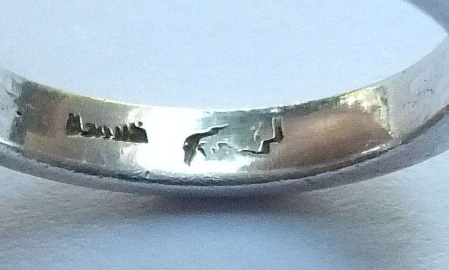 A SOLID STERLING SILVER DESIGNER WEDDING BAND TYPE RING - STAMPED AND FULLY TESTED
