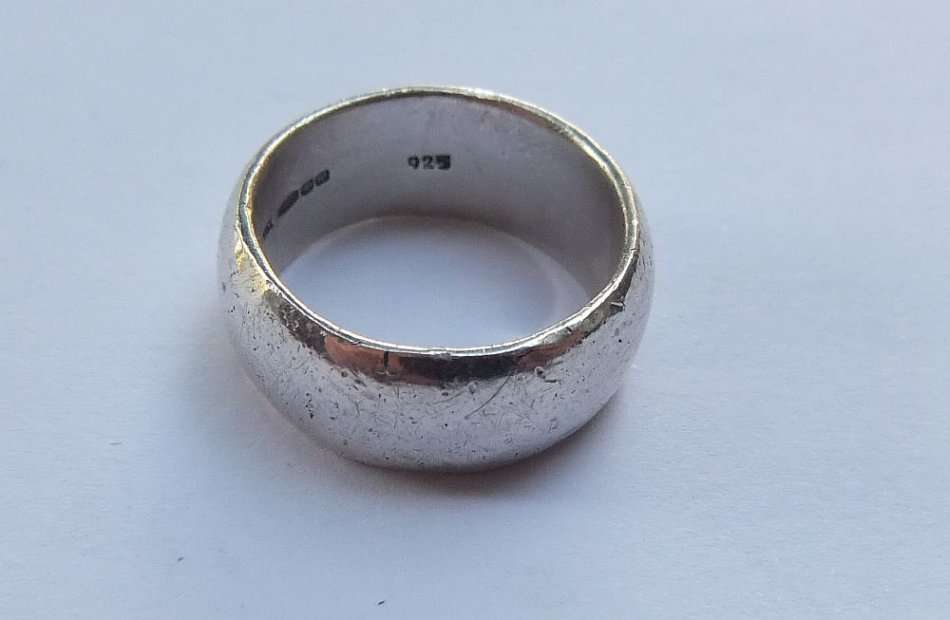 A HEAVY SUPERIOR QUALITY HALLMARKED STERLING SILVER WEDDING BAND - FULLY STAMPED AND TESTED