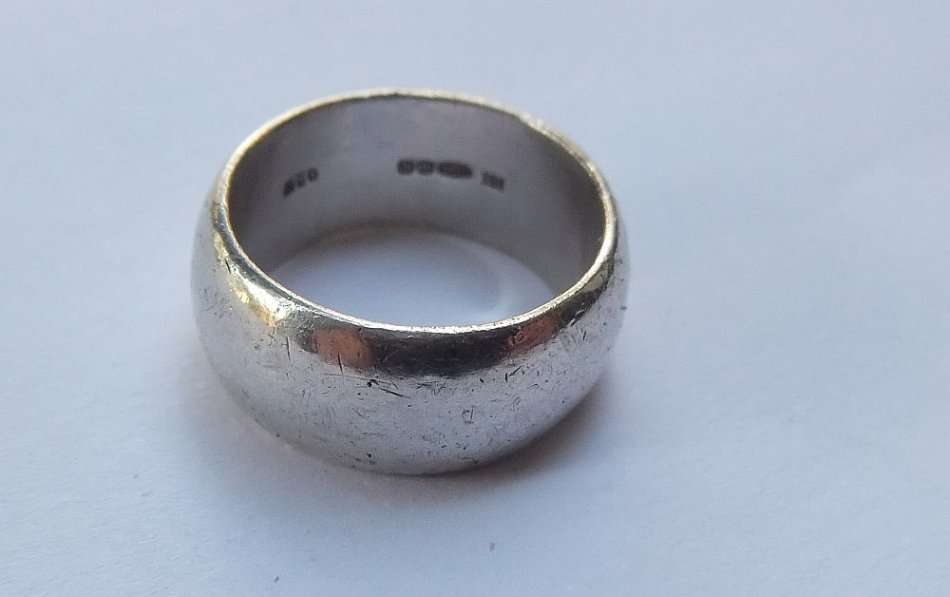 A HEAVY SUPERIOR QUALITY HALLMARKED STERLING SILVER WEDDING BAND - FULLY STAMPED AND TESTED