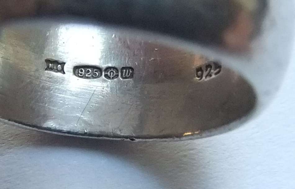 A HEAVY SUPERIOR QUALITY HALLMARKED STERLING SILVER WEDDING BAND - FULLY STAMPED AND TESTED