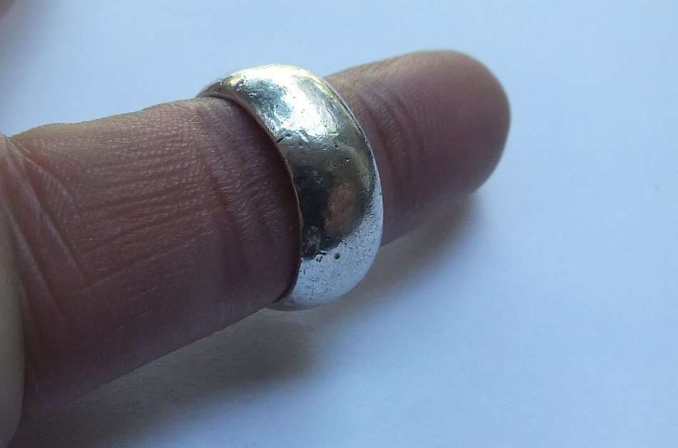 A HEAVY SUPERIOR QUALITY HALLMARKED STERLING SILVER WEDDING BAND - FULLY STAMPED AND TESTED