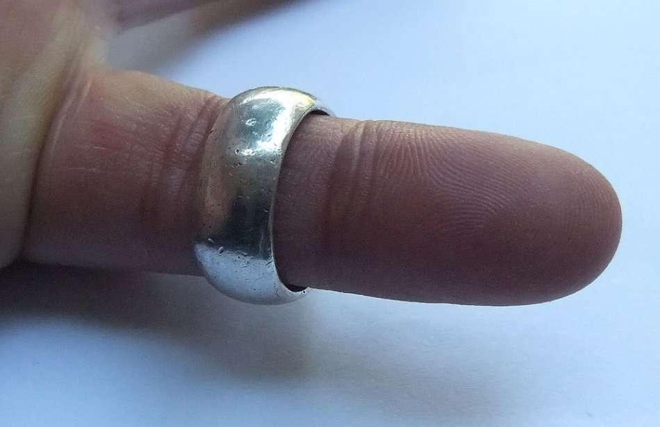 A HEAVY SUPERIOR QUALITY HALLMARKED STERLING SILVER WEDDING BAND - FULLY STAMPED AND TESTED