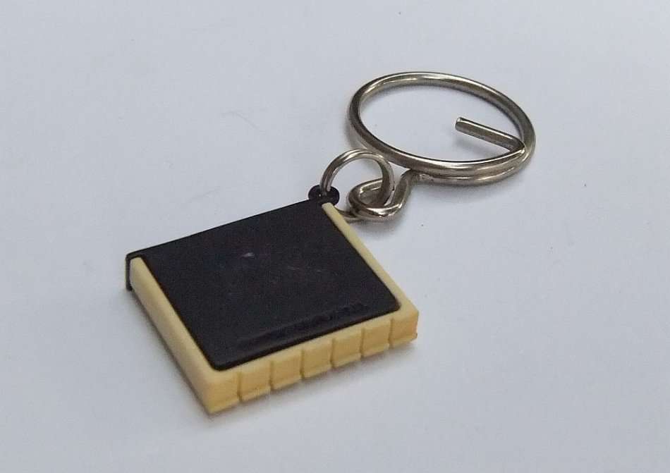 VINTAGE PIANO KEYS THEME KEYRING