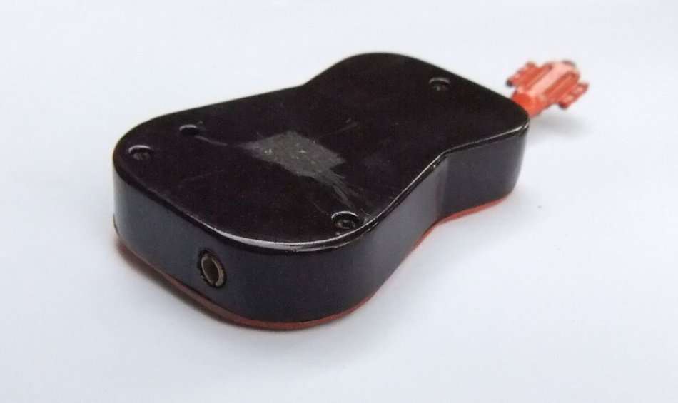 A VINTAGE GUITAR FORM METAL ELECTRICAL LIGHTER - NO GAS BUT SPARKS