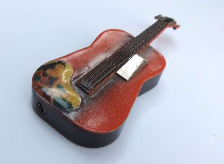 A VINTAGE GUITAR FORM METAL ELECTRICAL LIGHTER - NO GAS BUT SPARKS