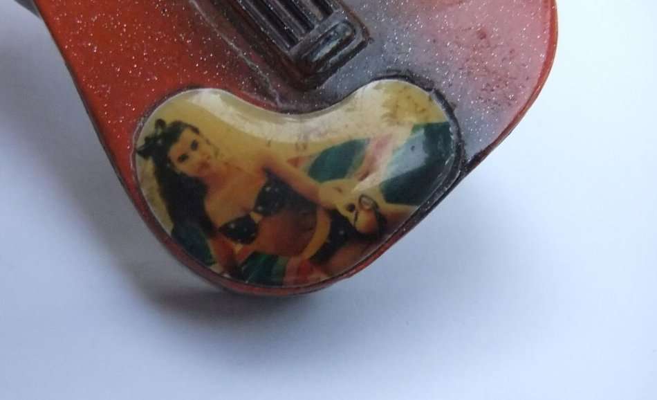 A VINTAGE GUITAR FORM METAL ELECTRICAL LIGHTER - NO GAS BUT SPARKS