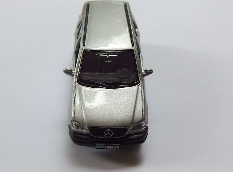 R1 START !! A DIE CAST METAL 1:41 SCALE MODEL OF THE MERCEDES BENZ ML320 BY MAISTO