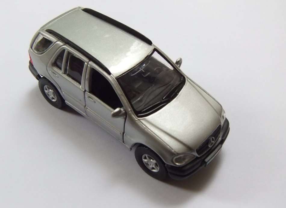 R1 START !! A DIE CAST METAL 1:41 SCALE MODEL OF THE MERCEDES BENZ ML320 BY MAISTO