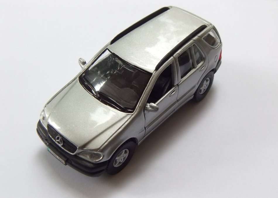 R1 START !! A DIE CAST METAL 1:41 SCALE MODEL OF THE MERCEDES BENZ ML320 BY MAISTO