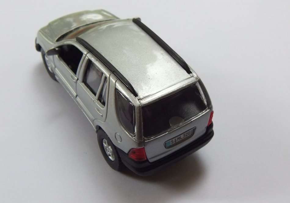 R1 START !! A DIE CAST METAL 1:41 SCALE MODEL OF THE MERCEDES BENZ ML320 BY MAISTO