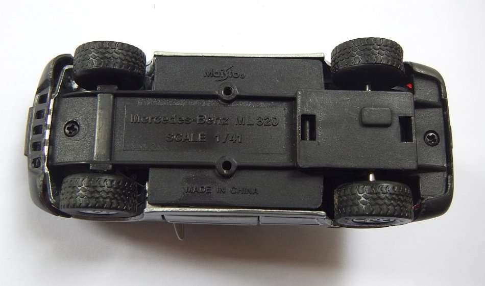 R1 START !! A DIE CAST METAL 1:41 SCALE MODEL OF THE MERCEDES BENZ ML320 BY MAISTO