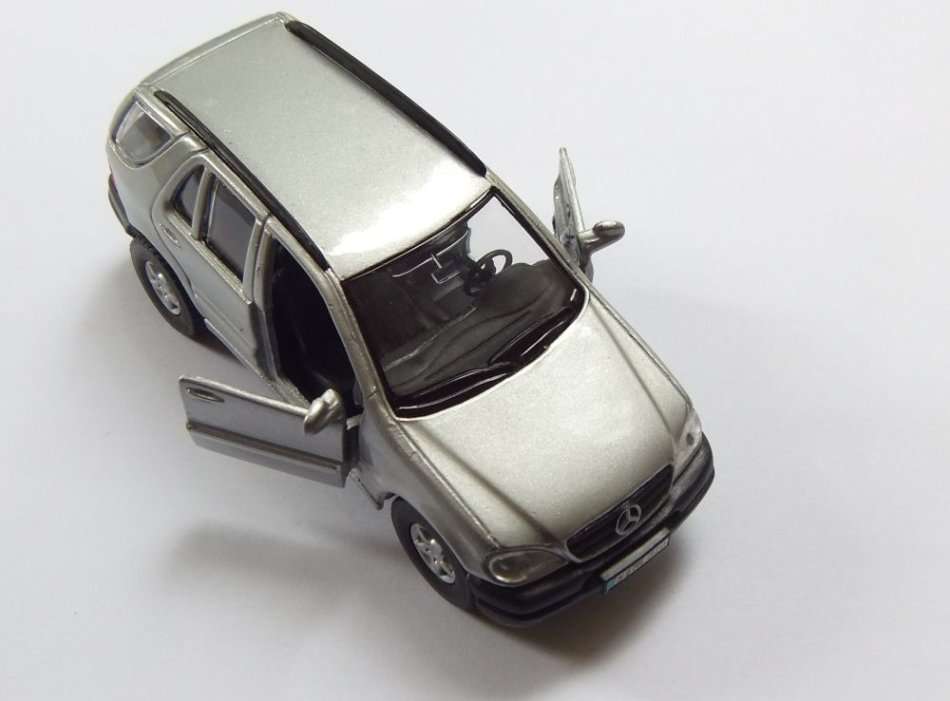R1 START !! A DIE CAST METAL 1:41 SCALE MODEL OF THE MERCEDES BENZ ML320 BY MAISTO