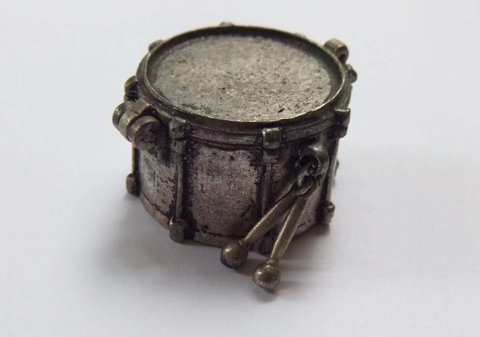 A VINTAGE DRUM MOTIF PEWTER METAL TRINKET BOX