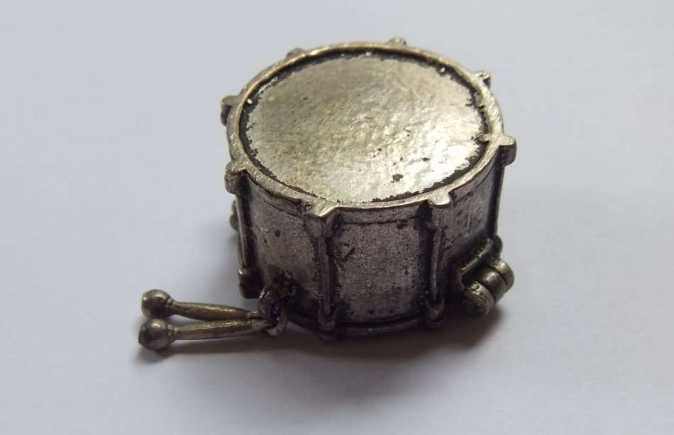 A VINTAGE DRUM MOTIF PEWTER METAL TRINKET BOX