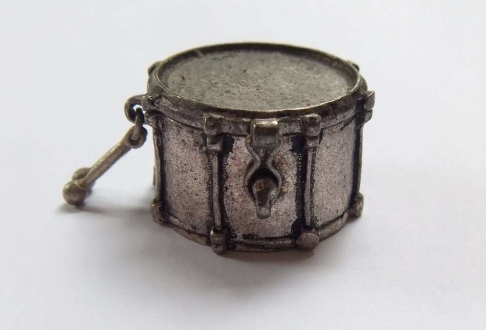 A VINTAGE DRUM MOTIF PEWTER METAL TRINKET BOX