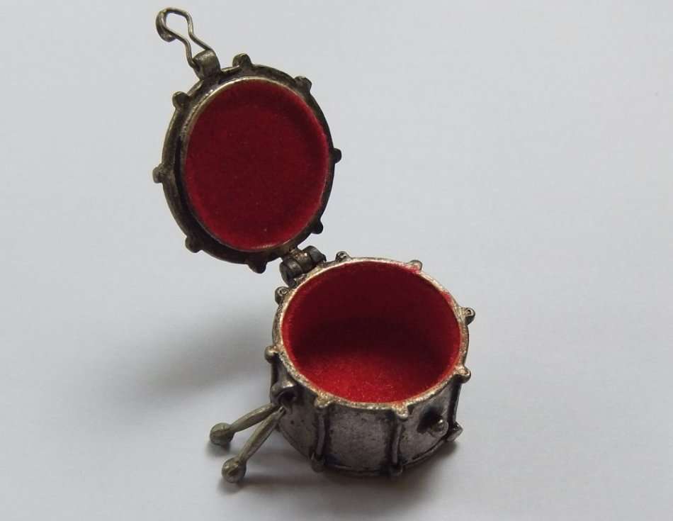 A VINTAGE DRUM MOTIF PEWTER METAL TRINKET BOX