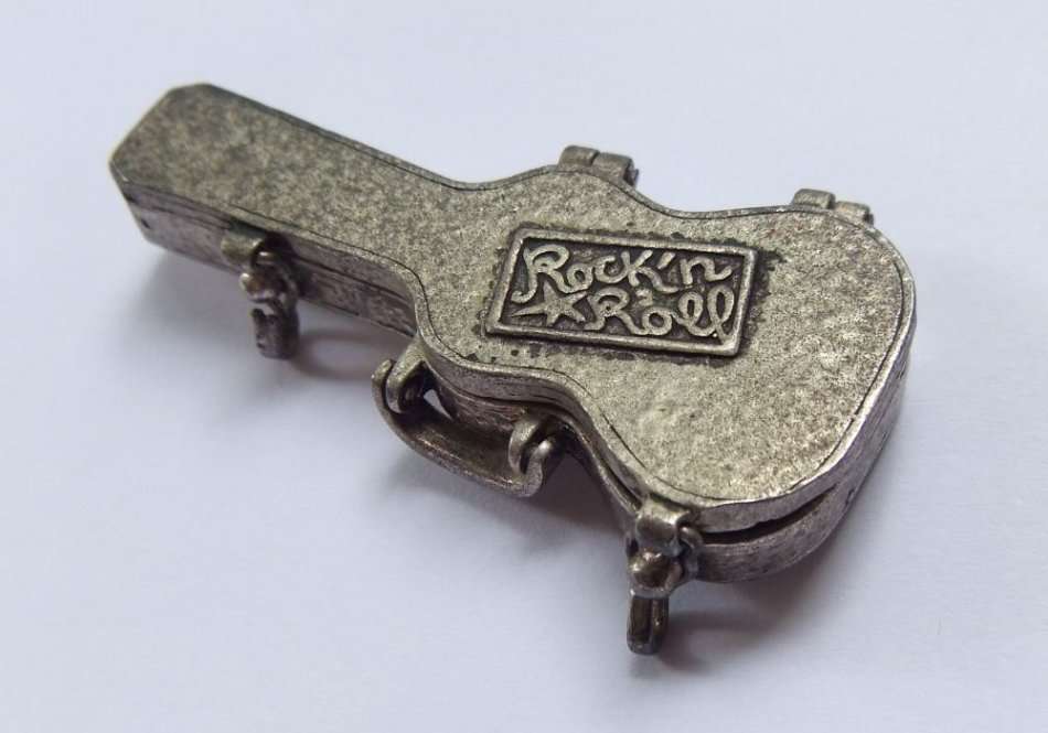 A TINY VINTAGE PEWTER METAL GUITAR CASE SHAPED TRINKET BOX