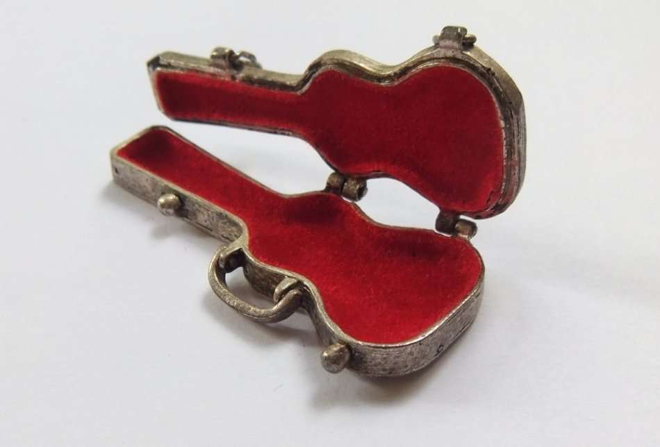 A TINY VINTAGE PEWTER METAL GUITAR CASE SHAPED TRINKET BOX