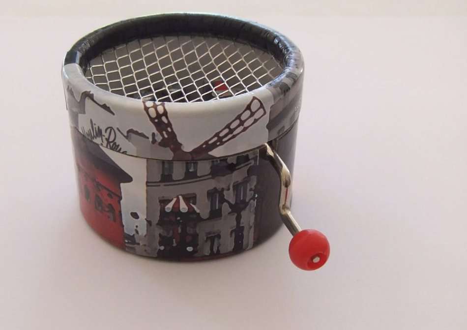 WINDING MUSIC BOX