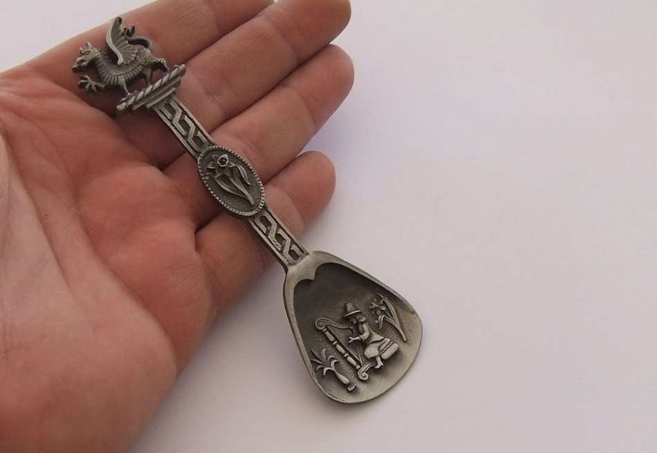 DETAILED VINTAGE PEWTER SPOON