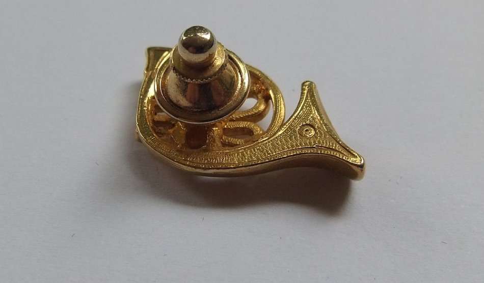 A VINTAGE FRENCH HORN LAPEL PIN