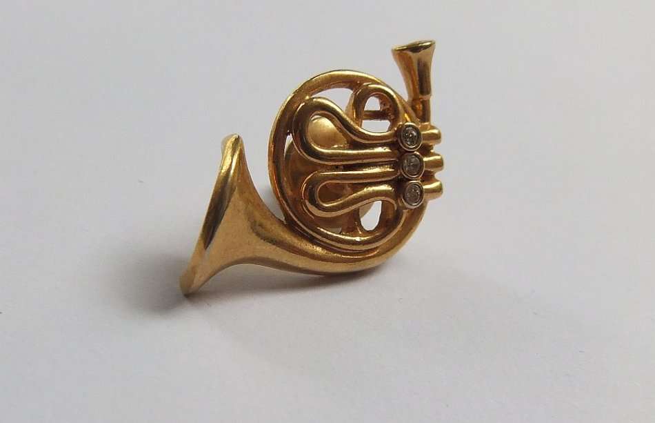 A VINTAGE FRENCH HORN LAPEL PIN