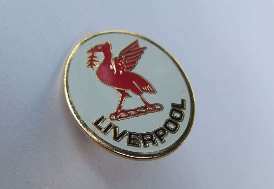 A VINTAGE LIVERPOOL FOOTBALL TEAM FAN BADGE