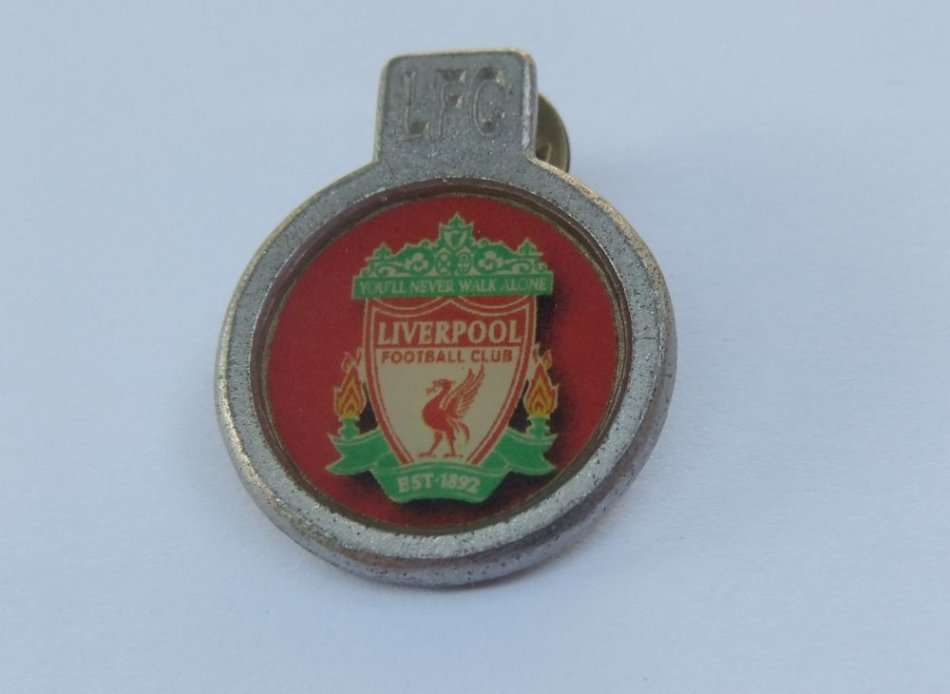 A VINTAGE LIVERPOOL FOOTBALL TEAM FAN BADGE