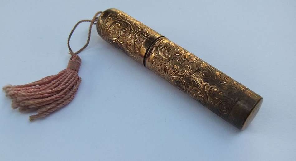 R1 START !! AN OLD MINIATURE MANICURE SET IN HOLDER